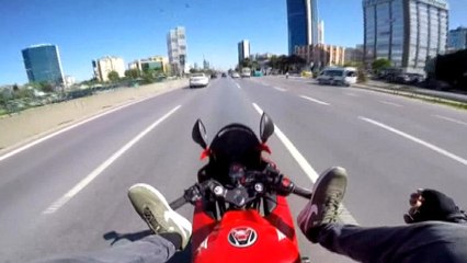 Ayaklarıyla Motosiklet Süren Maganda Yakalandı