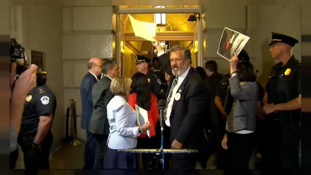 Senadores demócratas abuchean a Trump en el Capitolio