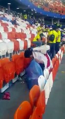 Les supporters japonais font le ménage