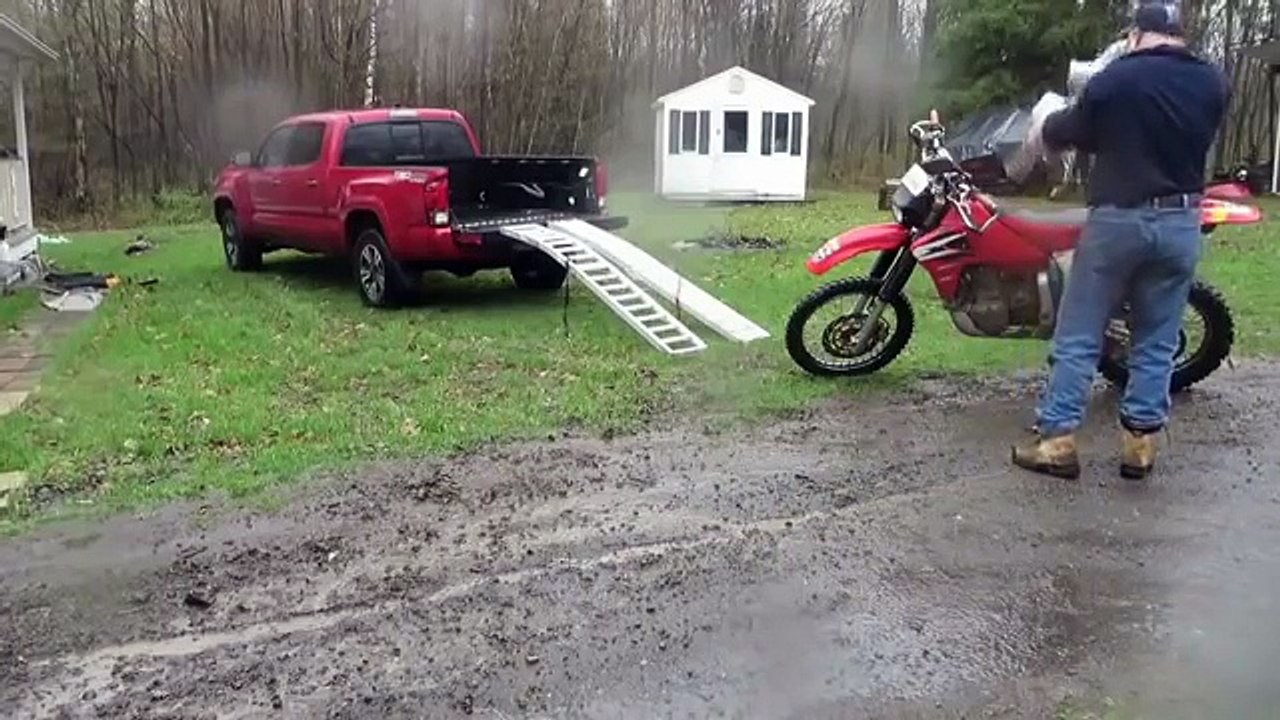 Monter une moto sur un pickup avec classe