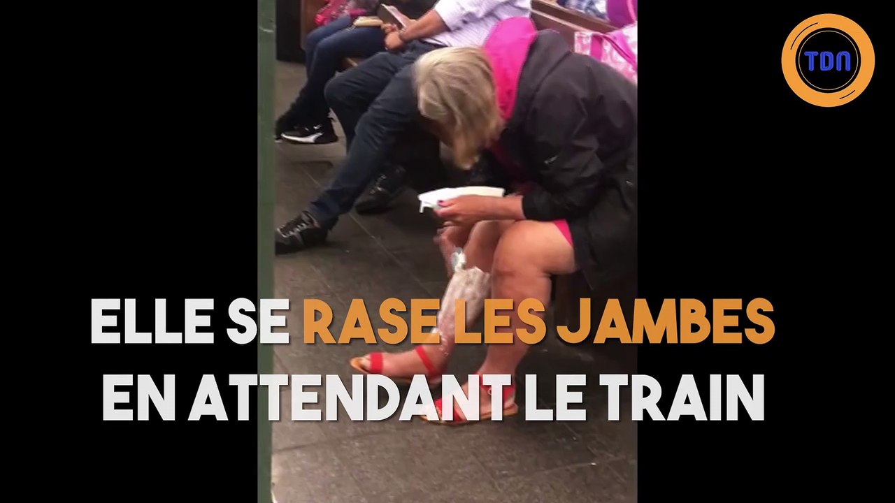 Une femme se rase les jambes en attendant le train