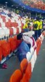 Les Japonais nettoient le stade après leur match face à la Colombie