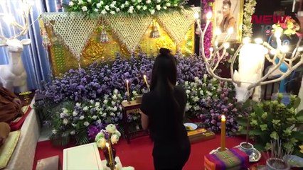 'ลำไย ไหทองคำ' ร่วมสวดพระอภิธรรมศพ 'โน๊ต' วันแรก