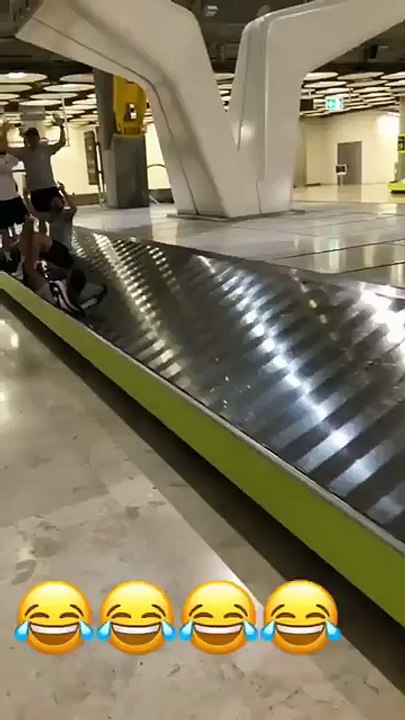 El Madrid la lía en el aeropuerto cantando 'era campo atrás' y subidos en las cintas