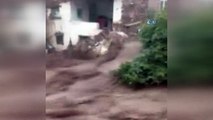 Sel suları evin duvarını yıkıp sürükledi...Manisa’daki sel felaketi saniye saniye kamerada