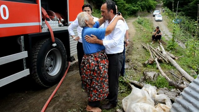 Yaşlı kadın yanan evini çıplak ayaklarıyla gözyaşları içinde çaresizce izledi