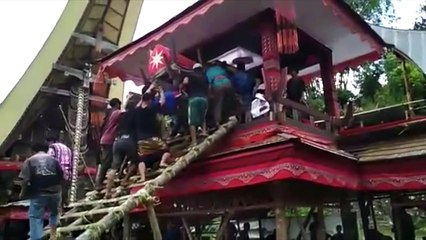 Desgracia en Indonesia: fallece cuando cargaba el ataúd de su madre