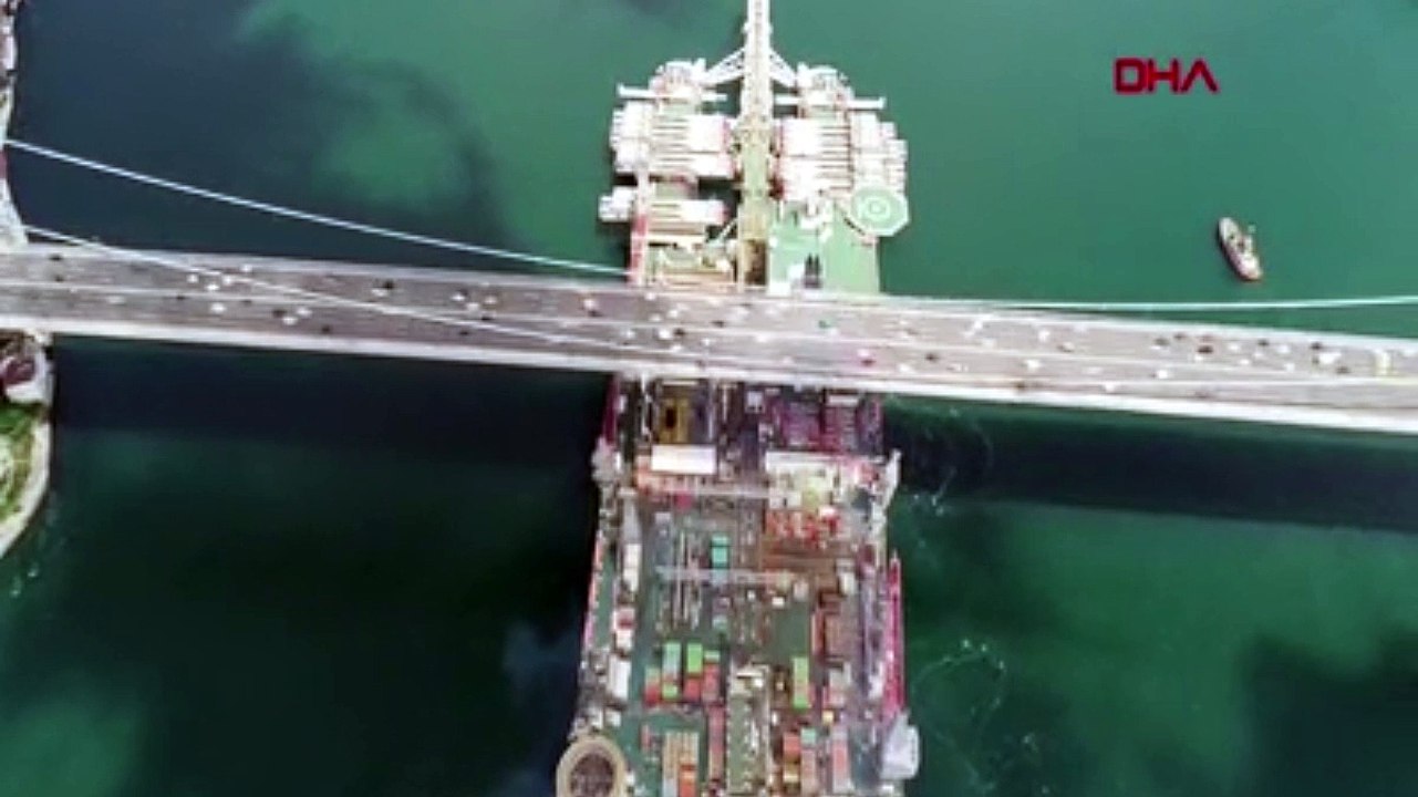 Dünyanın en büyük inşaat gemisi Pioneering Spirit, İstanbul Boğazı'ndan geçti