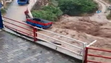 Sel mahalleyi ikiye ayırdı