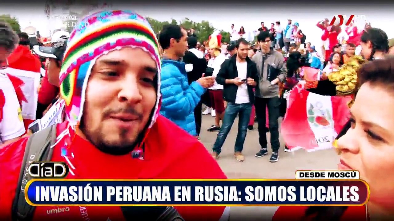 Invasión peruana en Rusia Somos locales - World Cup 2018 - Peruvian Soccer Team - Russian players - Seleccion peruana