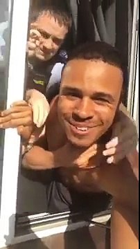 Il filme son arrestation en faisant un selfie