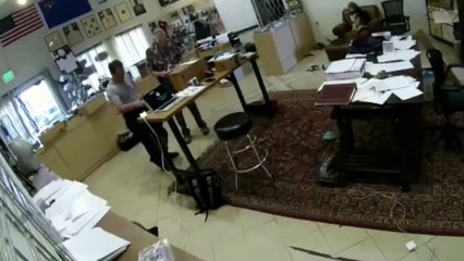 Hombre se dispara a sí mismo por accidente al agacharse