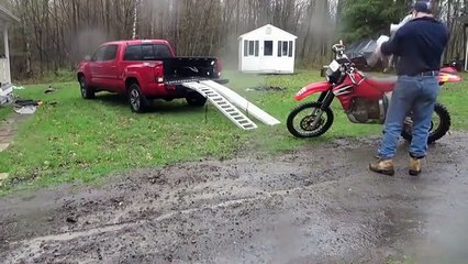 Charger une moto dans un pick up... Ou pas