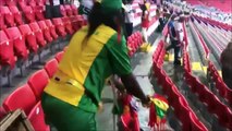 Ces supporters sénégalais et japonais nettoient les tribunes après le match... Joli geste