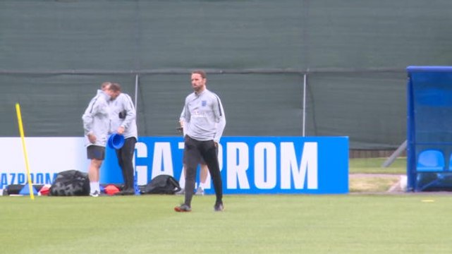 Southgate membuang sling-nya saat latihan Inggris
