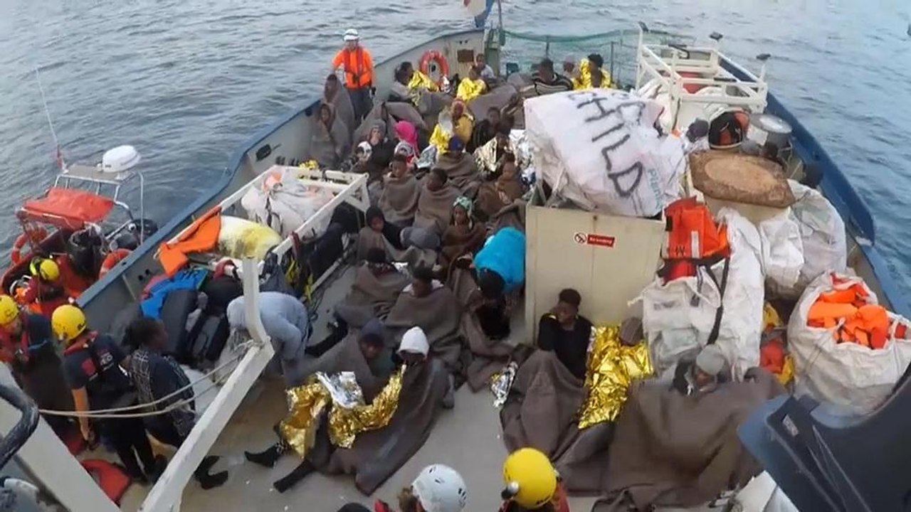 Rettungseinsatz im Mittelmeer - 'Lifeline' wartet auf Zuweisung eines sichern Hafens