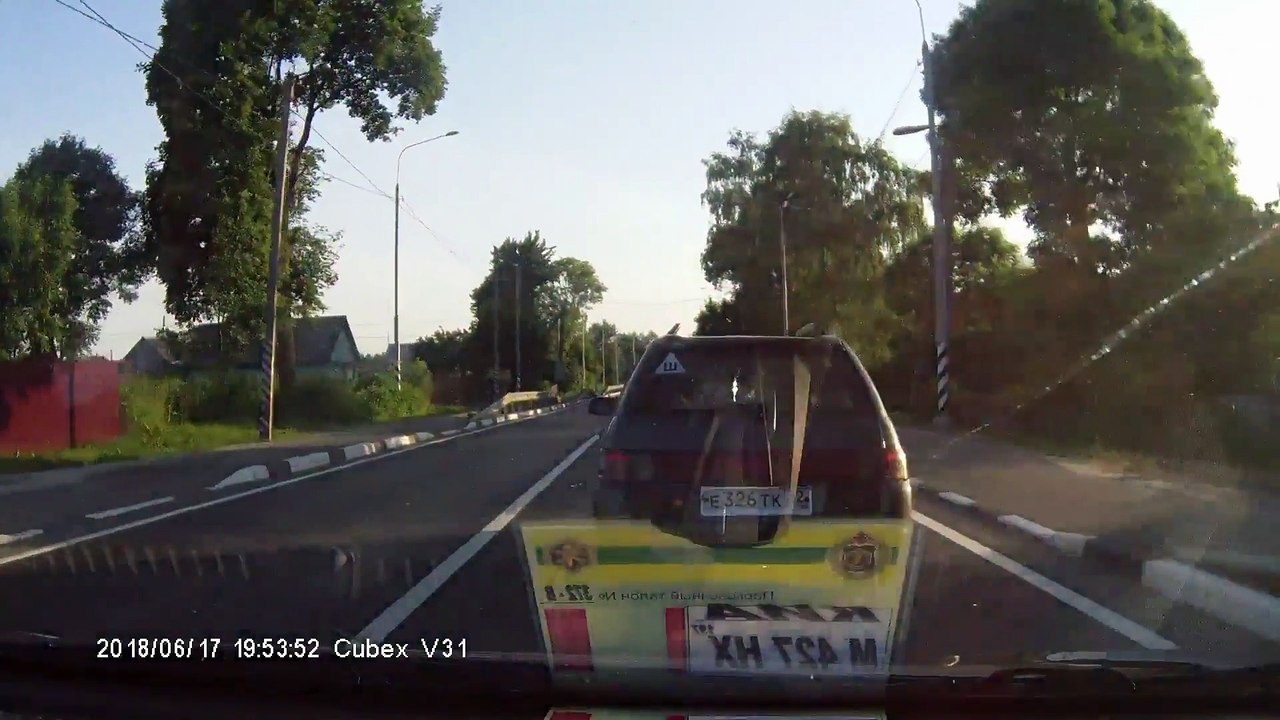 Le motard et un piéton apprennent à se connaître