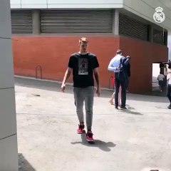 Luka Doncic llega al Santiago Bernabéu para despedirse de sus compañeros