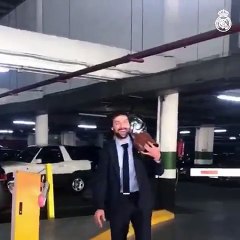 Sergio Llull llega con el trofeo de la Liga al Santiago Bernabéu