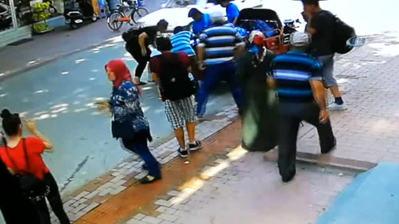 Yolun Karşısına Geçmek İsterken Motosikletin Altında Böyle Kaldı