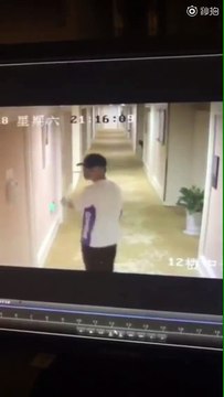 Lộ clip nghi vấn Hồ Nhất Thiên vào khách sạn với một nữ sinh Anh đã ở trong căn phòng này 2h cùng với cô gái lạ mặt.