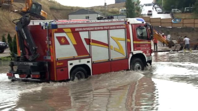 Başkent sular altında kaldı...Sağanak yağış nedeniyle vatandaşlar araçlarında mahsur kaldı