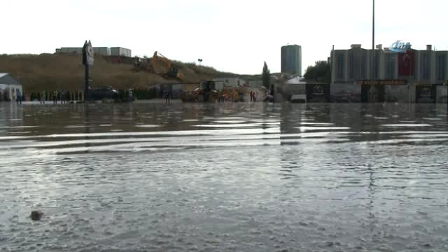 Ankara'da 15 Dakikalık Sağanak Yağış Sonrası Caddeler Göle Döndü