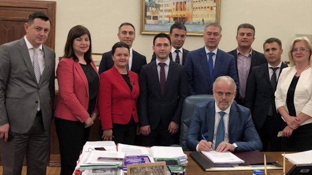 PARLAMENTI I MAQEDONISE «VULOS» EMRIN, RATIFIKOHET MARREVESHJA E PRESPES, OPOZITA E BOJKOTON LAJM