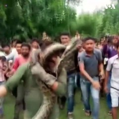 سنجې دوتا چې د هند د بنګال په یو ځنګل کې د رنجر په توګه کار کوي له ۳۰ کیلو ګرامه مار سره د سیلفې اخیستلو لپاره د خندا په حال کې وو چې مار هڅه وکړه د هغه له غاړې