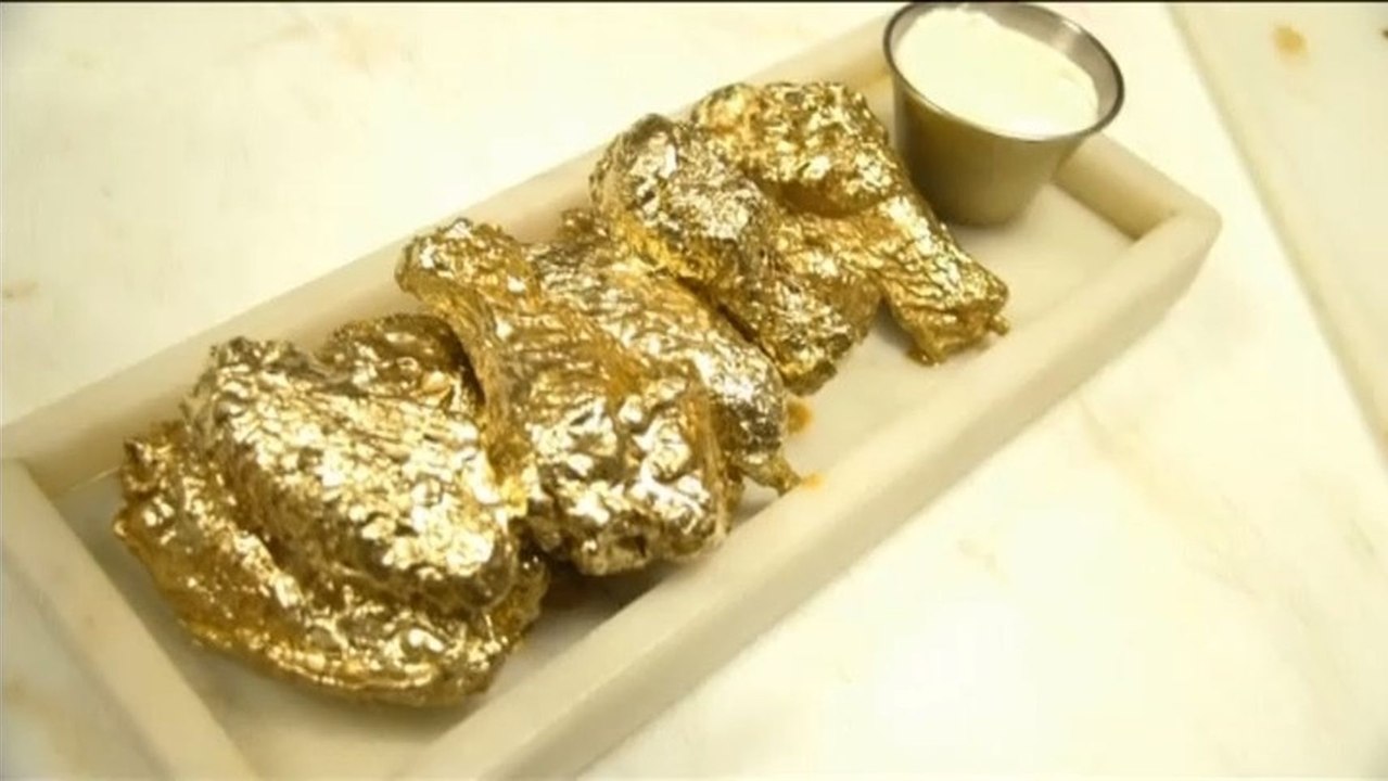Las alitas de pollo bañadas en oro, la última moda gastronómica en Nueva York