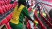 Ces fans du Sénégal nettoient le stade après le match de leur équipe en Coupe du Monde en Russie