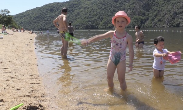 Info/Actu Loire Saint-Etienne - A la une : L'été débarque avec un jour d'avance pour le plus grand plaisir des premiers baigneurs !