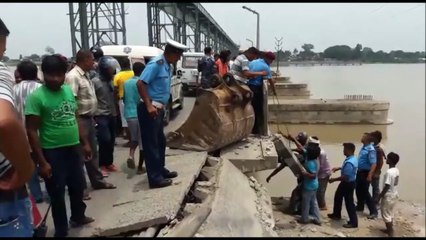 下载视频: बिहार न्यूज- कोसी बैराज पर भयावह हादसा, अनियंत्रित हो ट्रक के नदी में गिरने से तीन की मौत