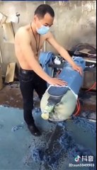 Já viste como são feitas as calças "rasgadas"?
