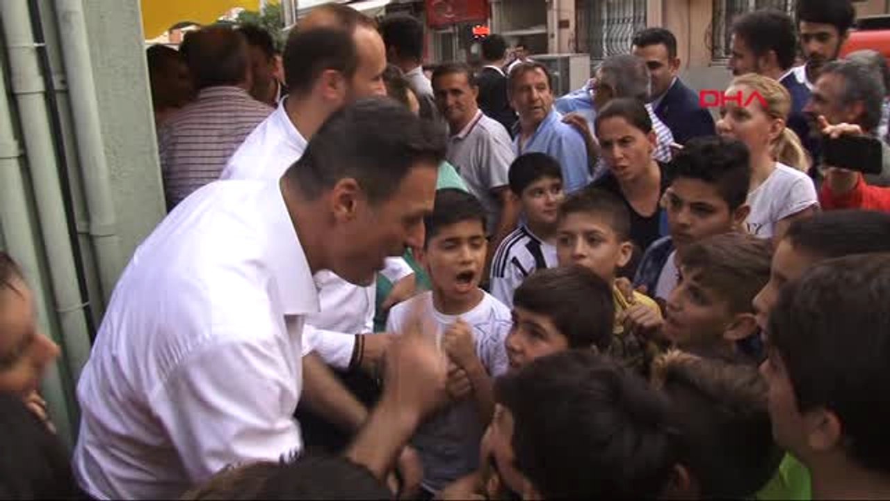 İzmir Milletvekili Adayı Özalan ile Milletvekili Hamza Dağ, Sokakta Maç Yaptı