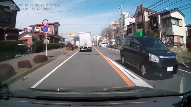 Un policier à moto double n'importe comment et se fait renverser par un camion... En tord la police!!!