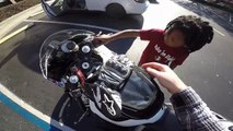 Ce biker laisse un enfant démarrer sa moto, regardez la joie de l'enfant