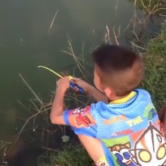 Video herunterladen: Avec sa petite canne à peche en jouet il va attraper un beau poisson