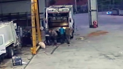 Çöp arabasında oluşan gaz bomba gibi patladı, işçiler ölümden döndü... O anlar kamerada