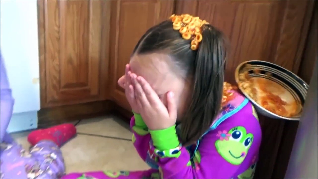 Baby Victoria vs Crybaby Daddy Real Food “Toy Freaks Annabelle“