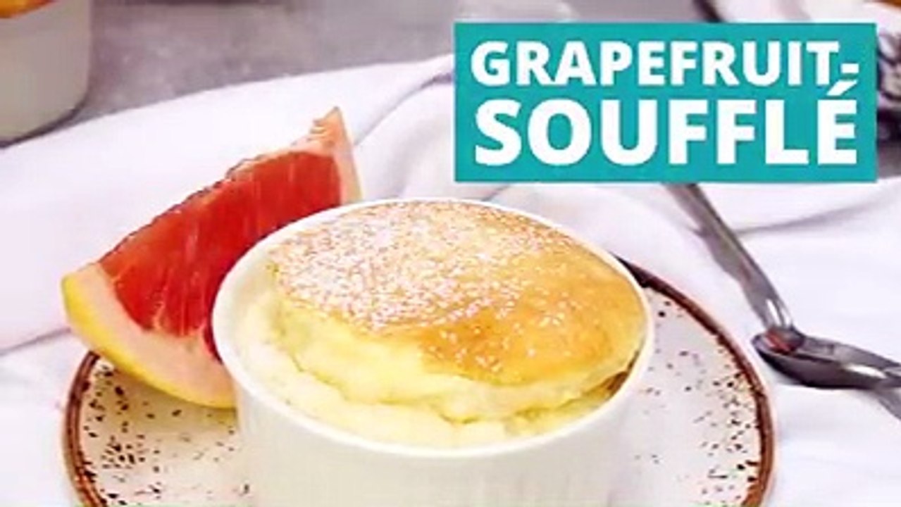 Grapefruit-Soufflé: Ein Sommerliebling für laue Abende in der Sonne ☀️ Etwas schöneres gibt es nicht ZUM REZEPT 