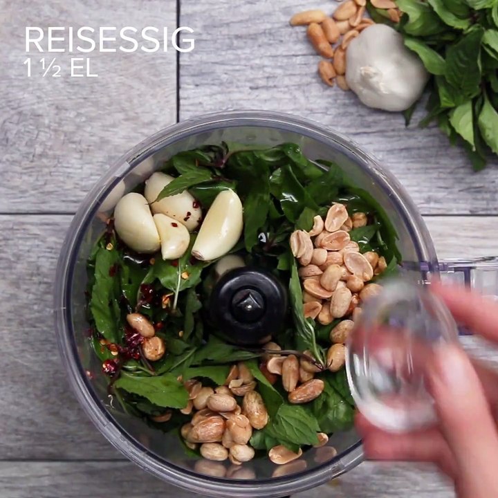 Dieses Thai-Basilikum-Erdnuss-Pesto wird deinem Lieblingspesto Konkurrenz machen Zum Rezept:
