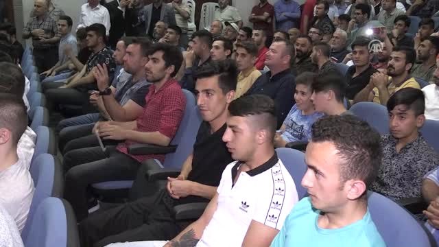 Başbakan Yardımcısı Işık, AK Parti'ye Katılan Gençlere Rozetlerini Taktı