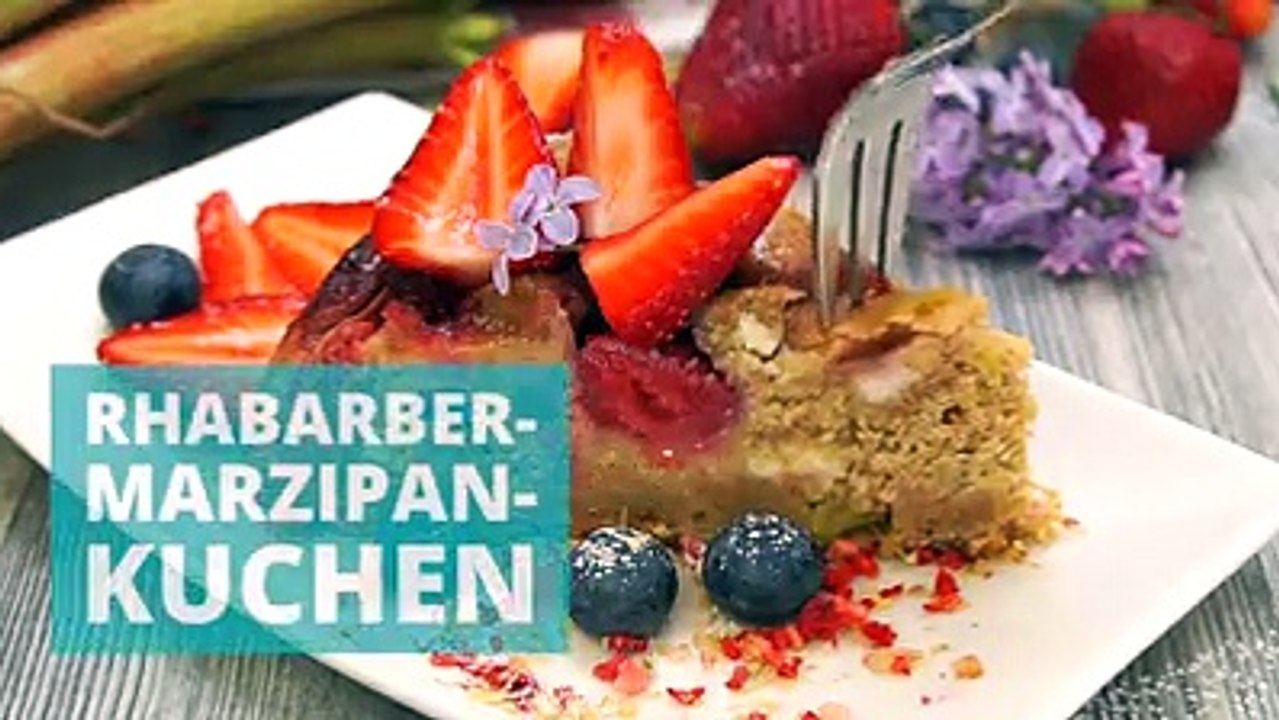 Der Rhabarber ist, neben Spargel natürlich, unser liebstes Frühjahrsgemüse. Probiert unbedingt unseren Rhabarber-Marzipan-Kuchen! ZUM REZEPT 