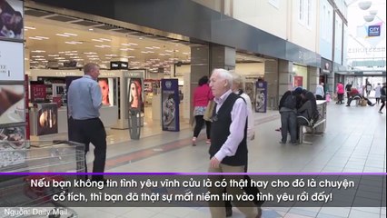 ông lão 84 tuổi trang điểm cho vợ mù