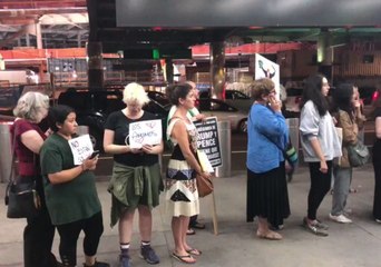 Crowd Gathers at New York Airport to Greet Children Separated From Parents at US Border