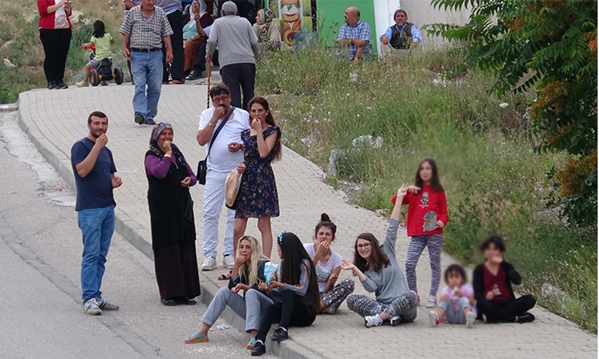 Genç kızın intihar girişimini çekirdek çitleyerek izlediler
