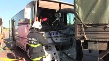 Servis Minibüsü ile Askeri Araç Çarpıştı: 5 Yaralı
