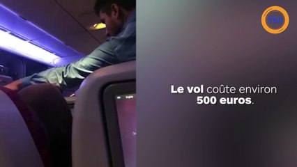 Un mendiant fait la manche dans un avion