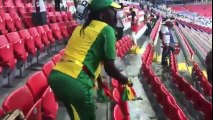 Des supporters nettoient les tribunes pendant la coupe du monde